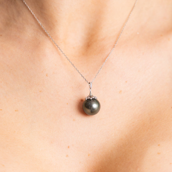 Black Tahitian pearl pendant with adjustable chain