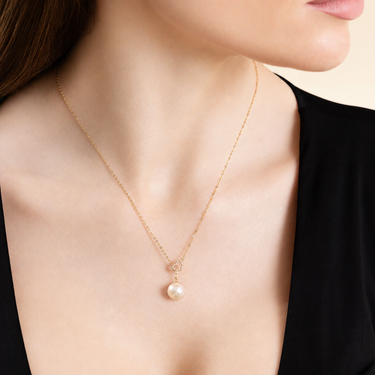 Model wearing 10-11mm white freshwater pearl pendant