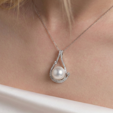 Model wearing a 11-12mm White South Sea Pearl Tideris Pendant