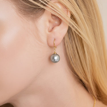 round titanium gray Tahitian pearls with metallic luster